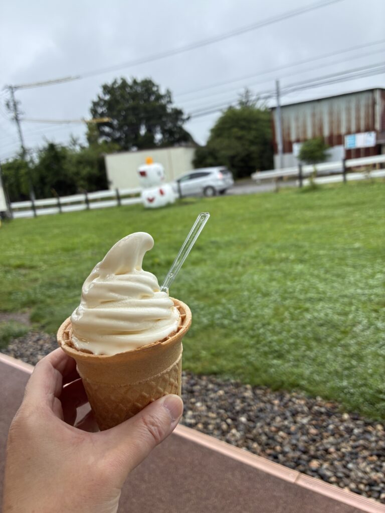 ヤツレンのソフトクリーム。下がヨーグルト、上がソフトクリームの2層になっている