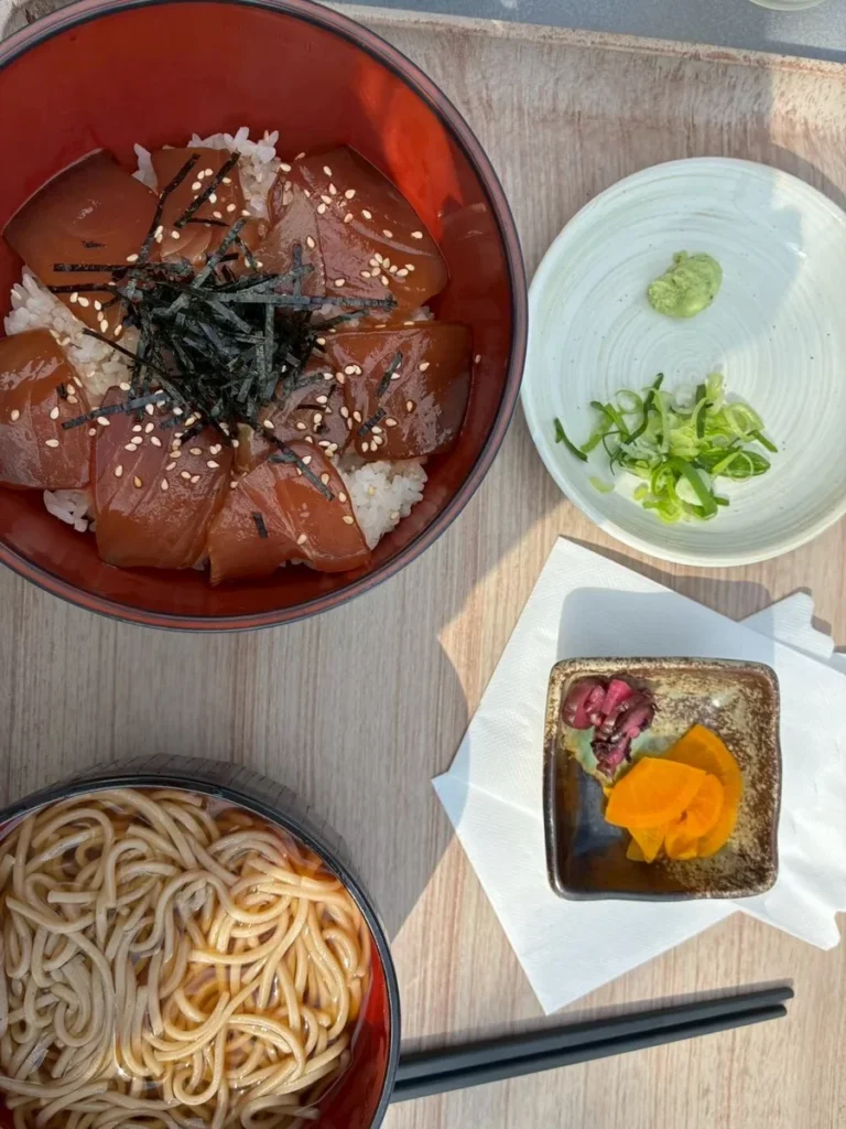 ヒルトップテラスのランチ。海鮮丼とおそば、小鉢