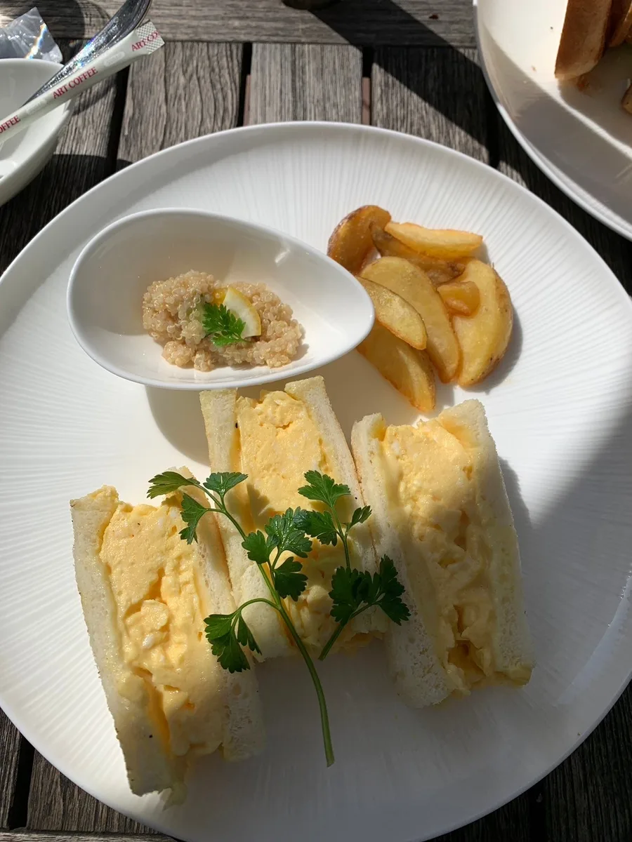 強羅公園のテラス席に運ばれた卵サンドとフライドポテトのランチ