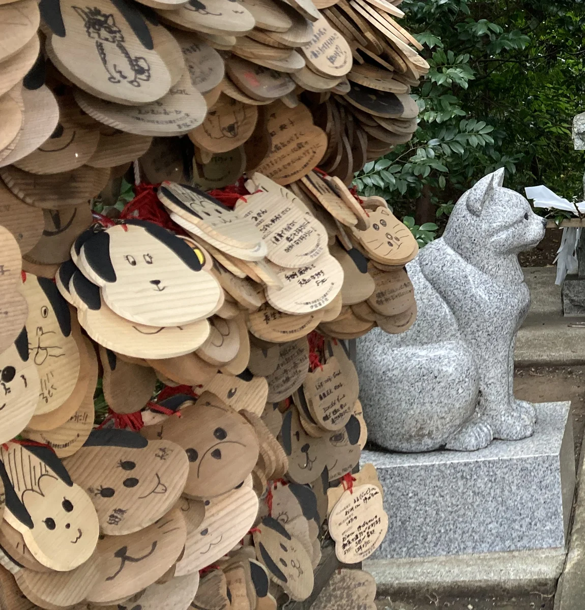 犬や猫の形をした絵馬がびっしり並ぶ、座間神社の伊奴寝子社