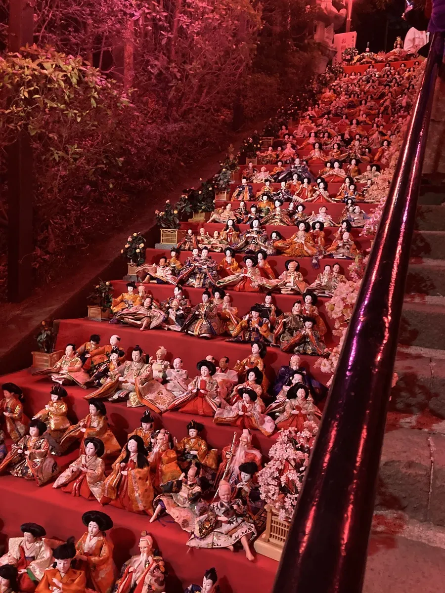 座間神社の階段いっぱいに並んだ雛人形