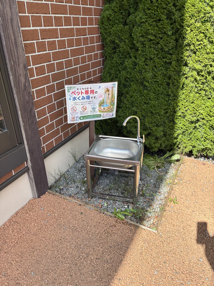 カフェの横にあるペット専用の水飲み場