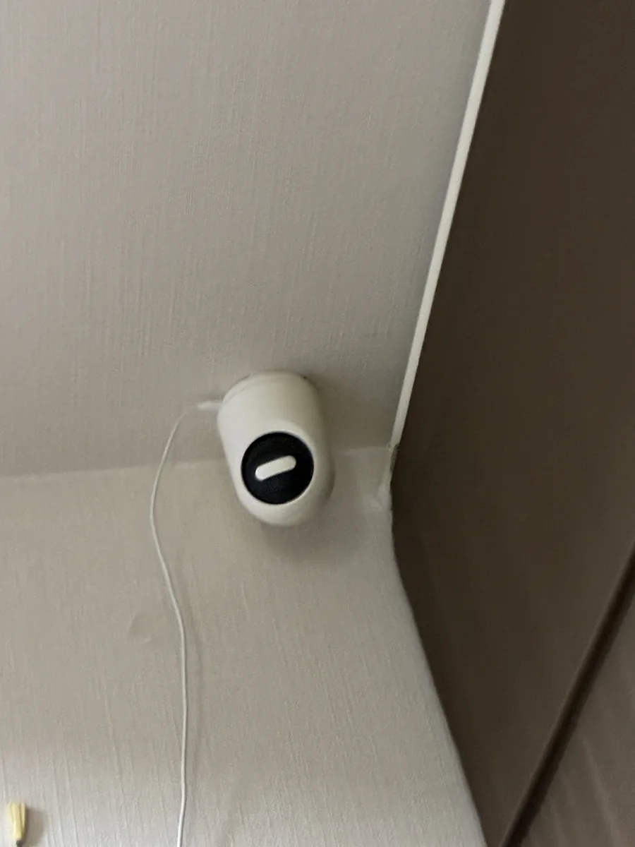 部屋の壁の高い位置に取り付けたSwitchBot見守りカメラ